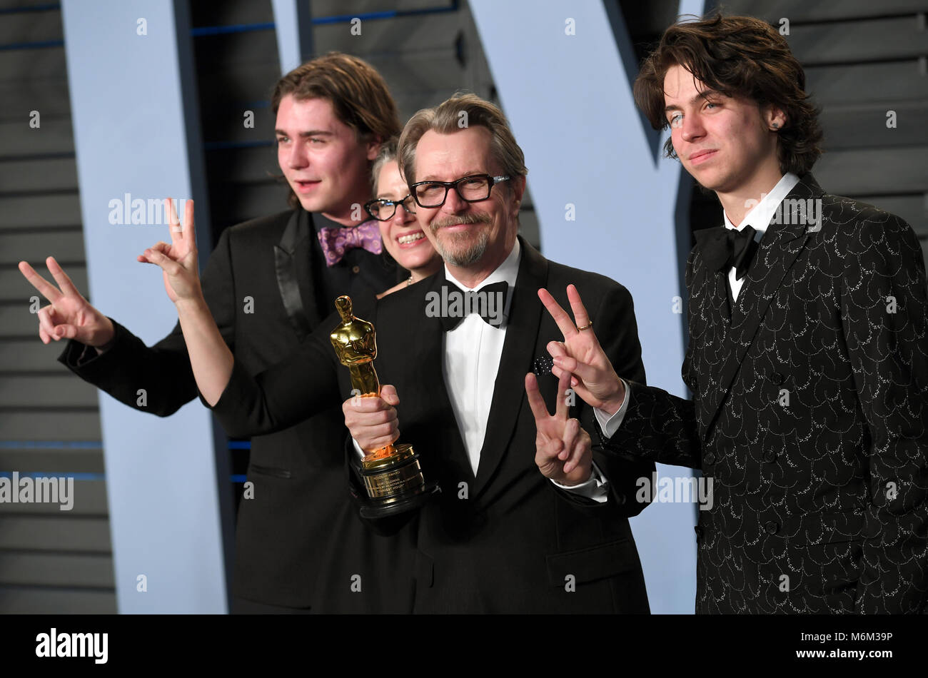 Gary Oldman (deuxième à droite) avec son épouse Gisèle Schmidt et fils Oldman Gulliver (à droite) et Charlie Oldman (à gauche), en arrivant à la Vanity Fair Oscar Party qui a eu lieu à Beverly Hills, Los Angeles, USA. Banque D'Images