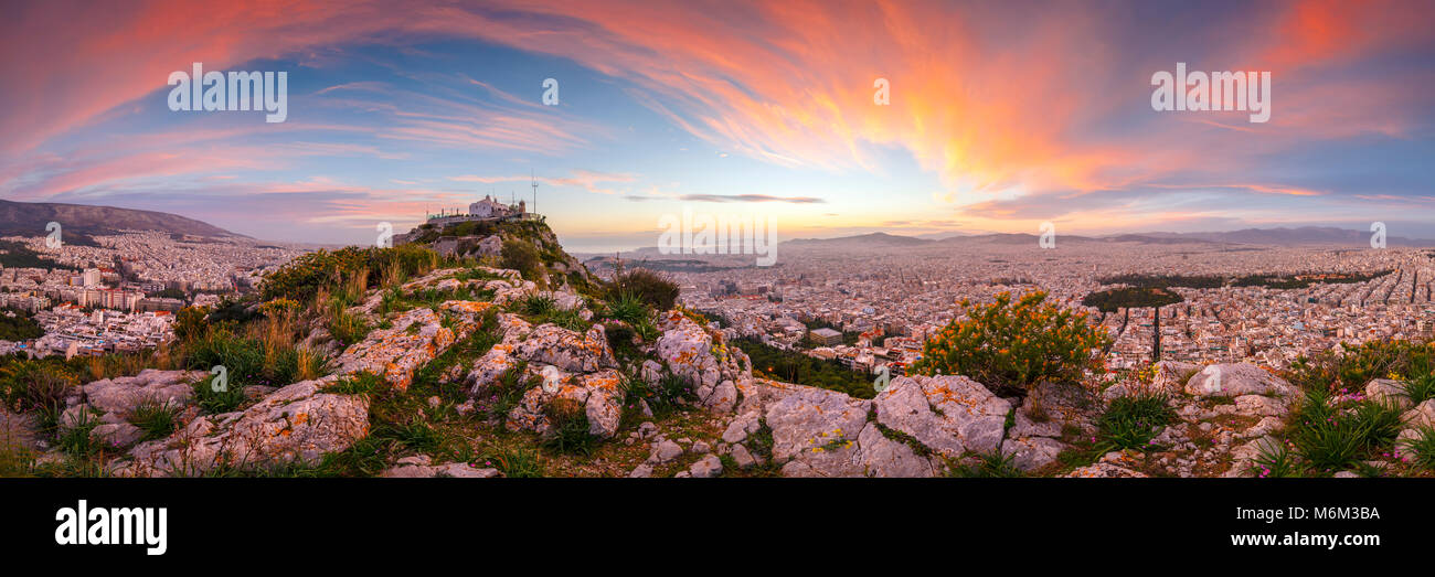Vue d'Athènes depuis la colline du Lycabette au coucher du soleil, la Grèce. Banque D'Images