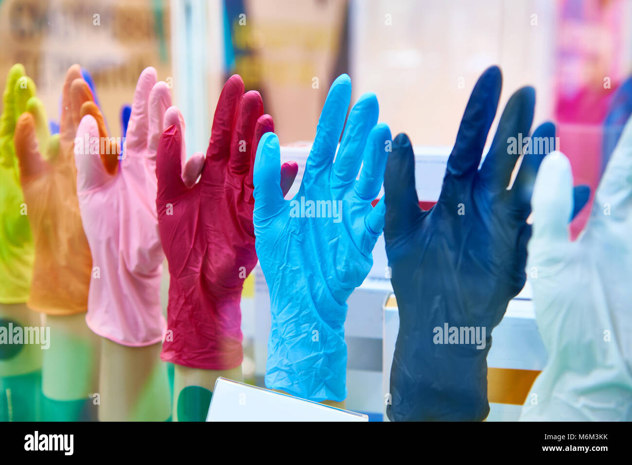 Gants en caoutchouc médical colorés Banque D'Images