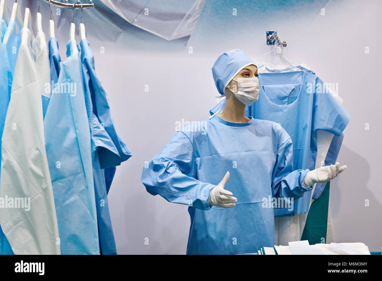 Mannequin en blouse de chirurgien en magasin Banque D'Images