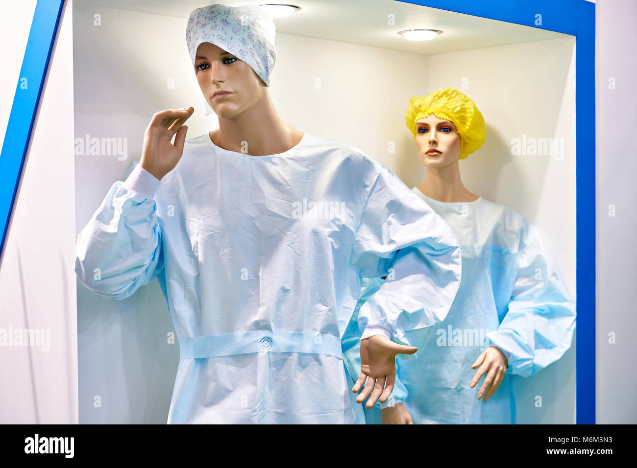Les Mannequins homme et femme en blouse de chirurgien en magasin Banque D'Images