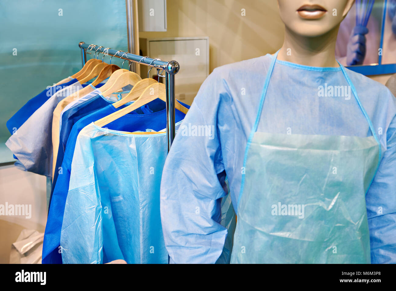 Mannequin femme en blouse de chirurgien en magasin Banque D'Images