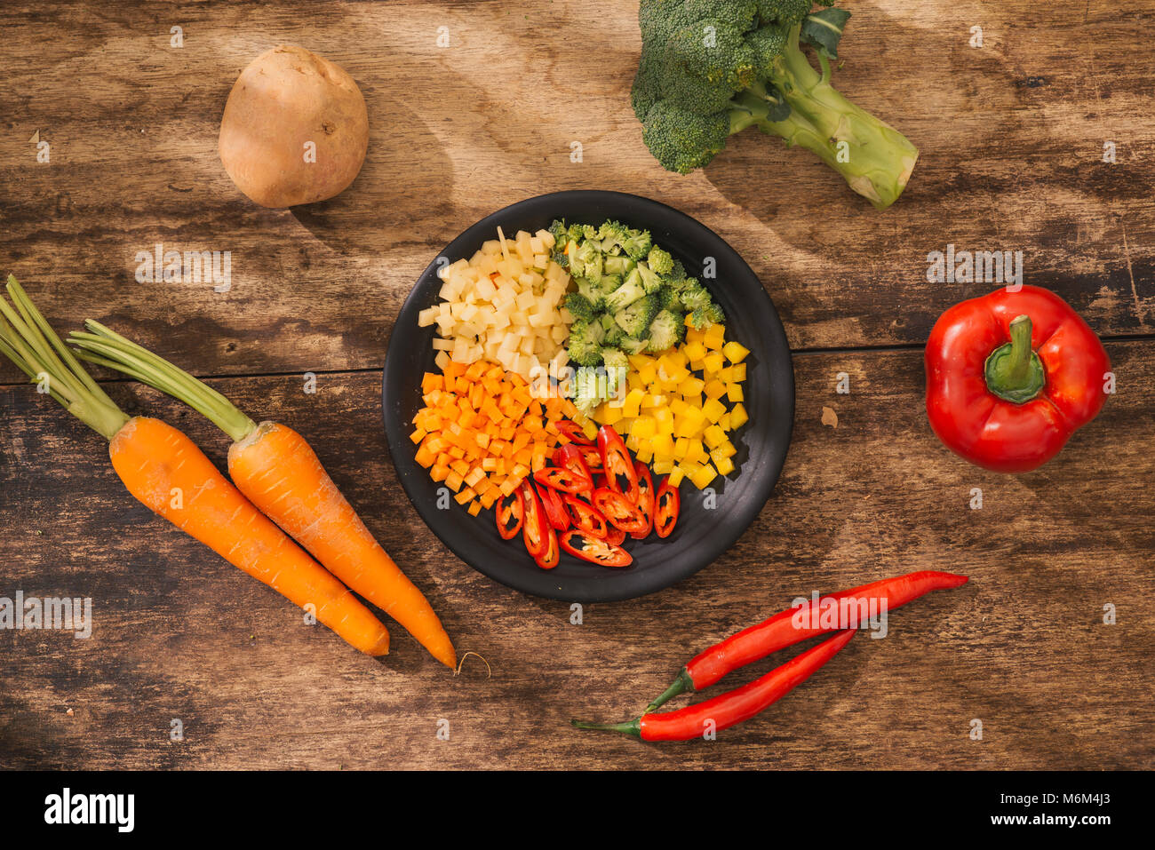 Les légumes sur la plaque et savoureux ingrédients pour la cuisine végétarienne. Vue d'en haut. Banque D'Images