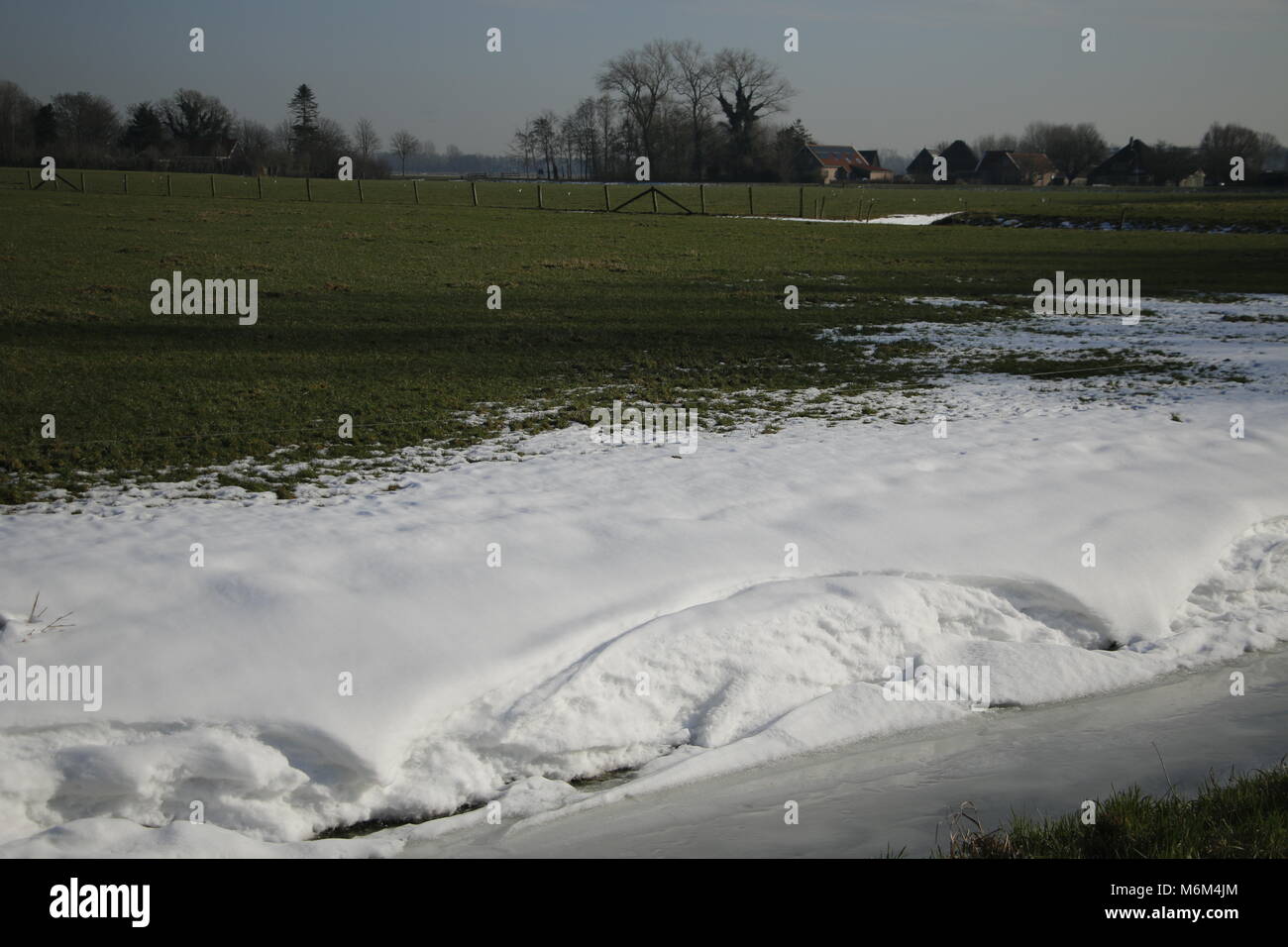 La fonte de la neige sur les champs et les canaux Banque D'Images