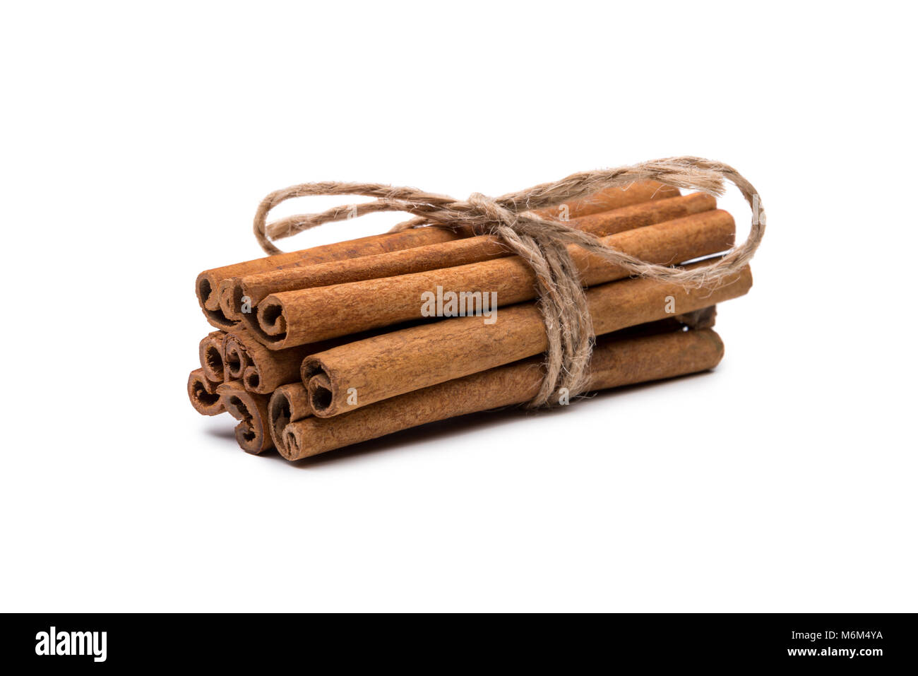 Les bâtons de cannelle spice attachés avec une corde, isolé sur fond blanc. Banque D'Images
