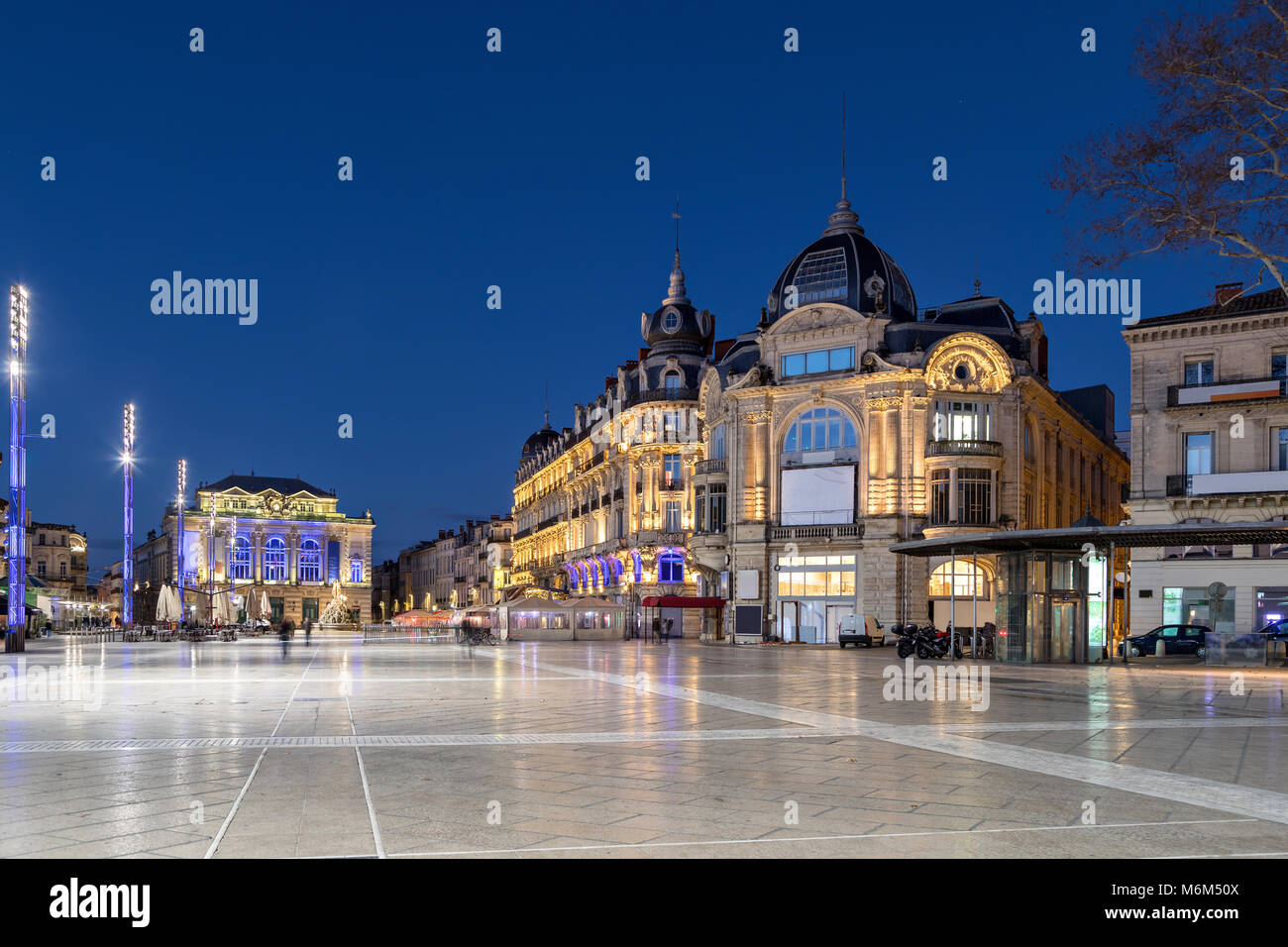 Place de la comédie au crépuscule - grand place dans le centre de Montpellier, l'Occitanie, France Banque D'Images