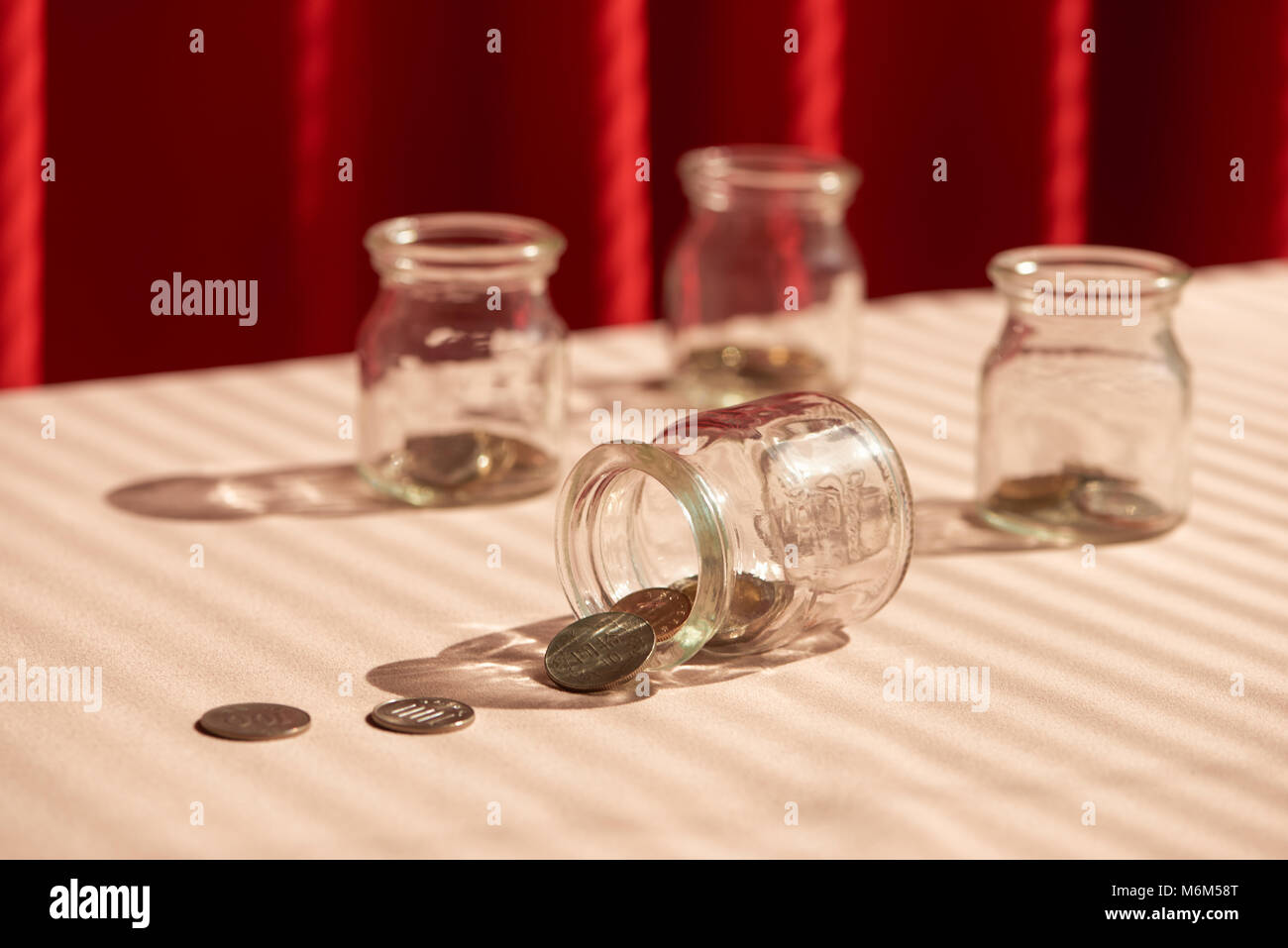 Pièces de monnaie dans un bocal en verre. Concept d'épargne de l'argent Banque D'Images