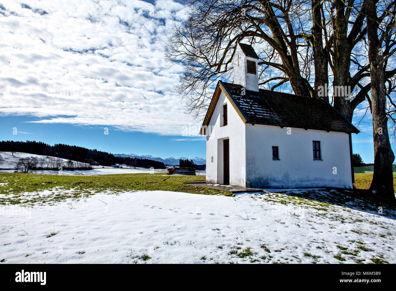 Beau paysage de montagne paysage hivernal dans les Alpes avec petite chapelle près de Füssen (Bavière, Allemagne) Banque D'Images