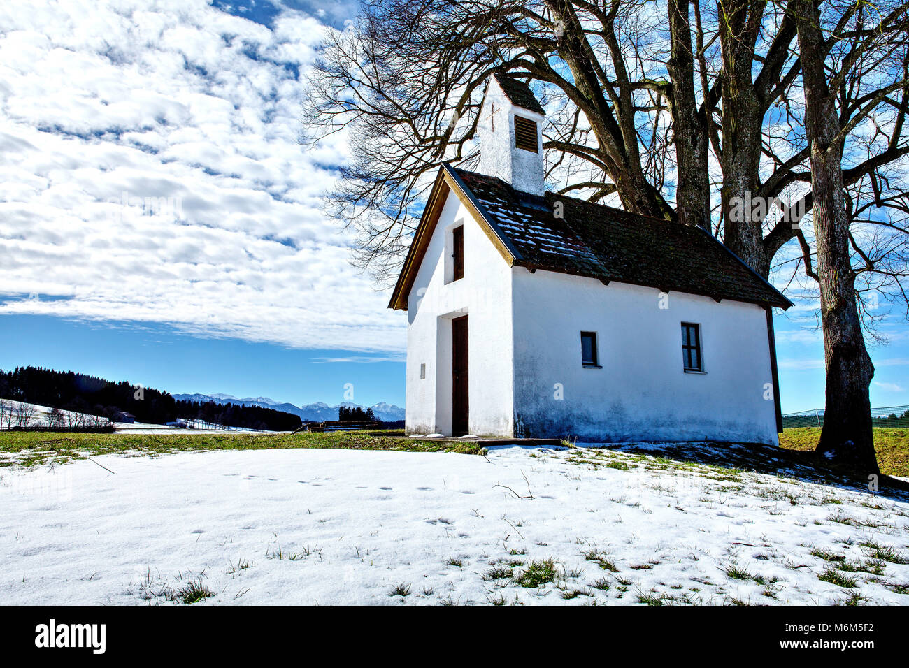 Beau paysage de montagne paysage hivernal dans les Alpes avec petite chapelle près de Füssen (Bavière, Allemagne) Banque D'Images