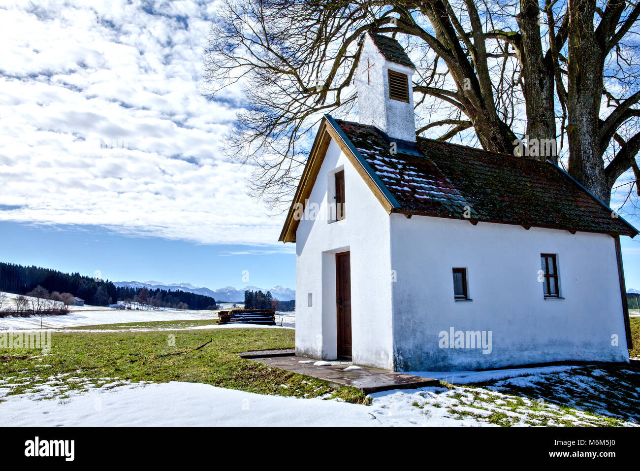 Beau paysage de montagne paysage hivernal dans les Alpes avec petite chapelle près de Füssen (Bavière, Allemagne) Banque D'Images