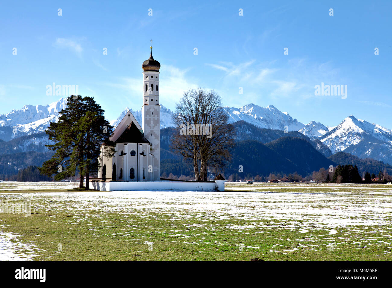 Beau paysage de montagne paysage hivernal dans les Alpes avec le célèbre Saint Coloman église près de Füssen (Bavière, Allemagne) Banque D'Images