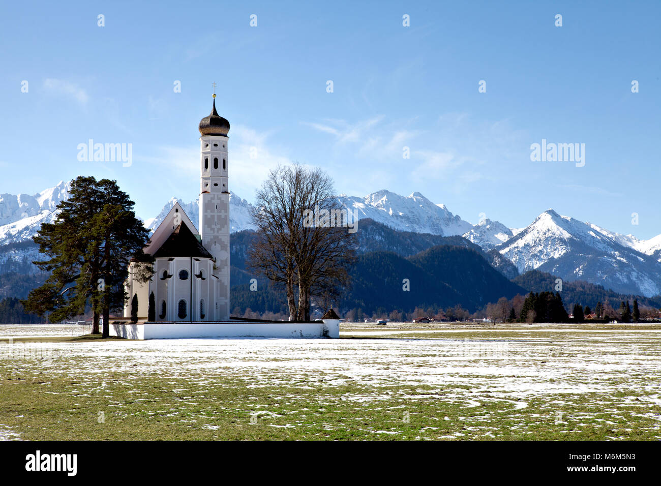 Beau paysage de montagne paysage hivernal dans les Alpes avec le célèbre Saint Coloman église près de Füssen (Bavière, Allemagne) Banque D'Images