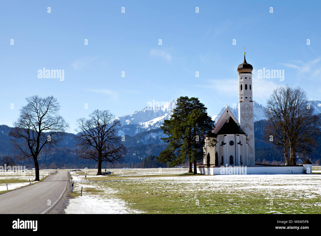 Beau paysage de montagne paysage hivernal dans les Alpes avec le célèbre Saint Coloman église près de Füssen (Bavière, Allemagne) Banque D'Images