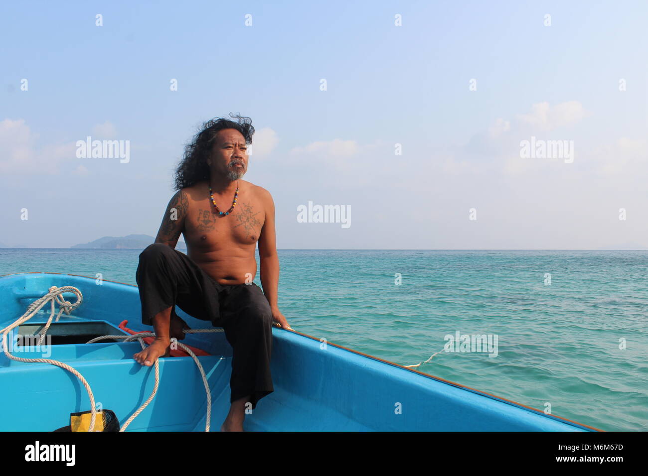 Koh Chang, Thaïlande vu par un guide local en février 2018. Il traditionnel Thaï sport tatouages et a été sur la mer la plus grande partie de sa vie. Banque D'Images