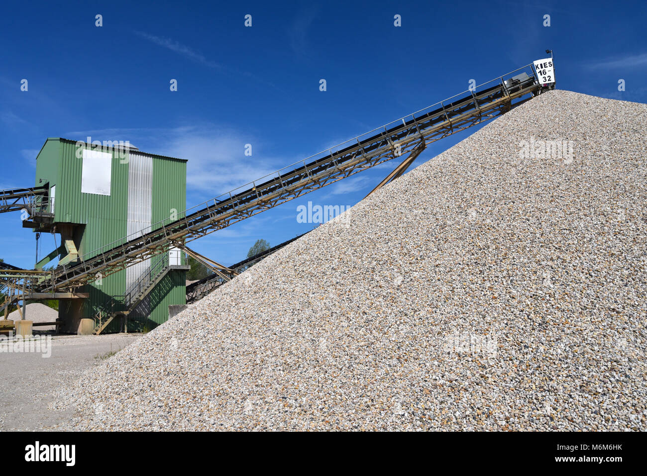 Système de transport et de construction dans une gravière - mine à ciel ouvert de sable et gravier Banque D'Images