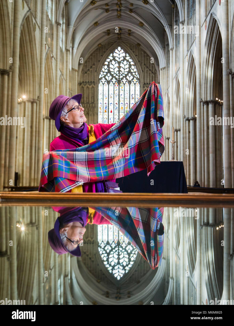 Le président élu Issy Sanderson du Rotary Club of York Ainsty Holding MATERIAU dans York Minster's North transept, car les machines à coudre, les planches à repasser et les stations d'emballage créent une ligne de production pour que les volontaires se réunissent pour assembler, produire et emballer des kits d'hygiène féminine pour les filles et les femmes vivant dans des communautés éloignées dans les pays en développement économique. Banque D'Images