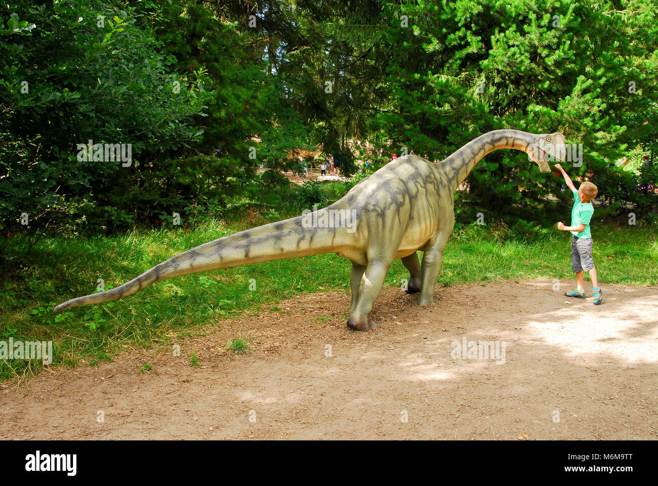 Modèle pleine taille de Nain Europasaurus dinosaure dans le parc de dinosaures dans le Zoo de Givskud en Danemark, de Givskud. Le 8 août 2015. Givsud Zoo est l'un des plus gros d'un touristiques Banque D'Images