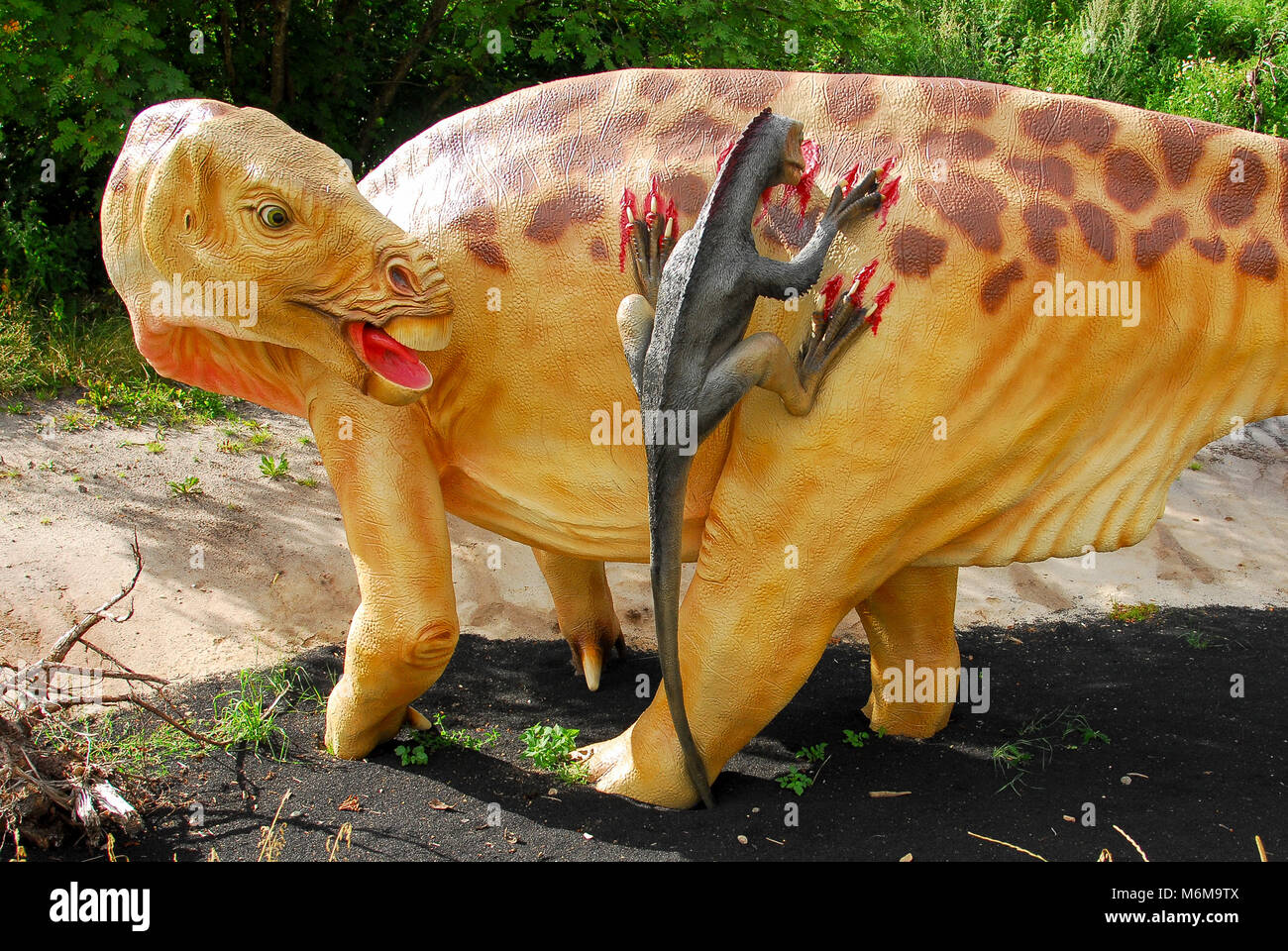 Modèle Taille réelle de Deinonychus et Iguanodon dinosaure dans parc de dinosaures dans le Zoo de Givskud Givskud en, au Danemark. Le 8 août 2015. Givsud Zoo est l'un le bigg Banque D'Images