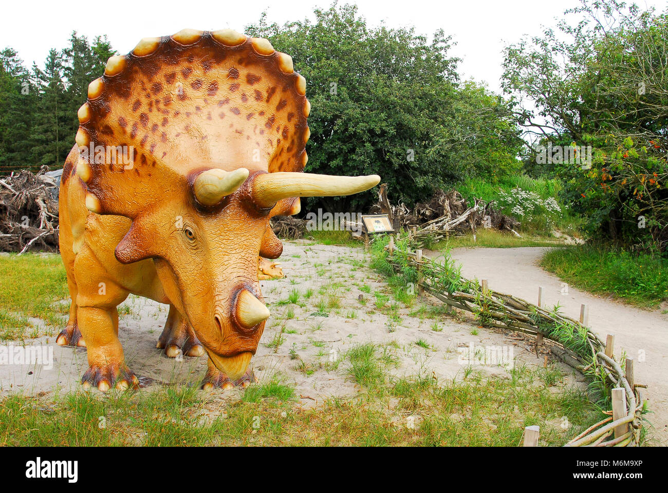 Modèle Taille réelle de Triceratops Dinosaur Dinosaur Park dans dans le Zoo de Givskud en Danemark, Givskud. Le 8 août 2015. Givsud Zoo est l'un des plus gros au tourisme Banque D'Images