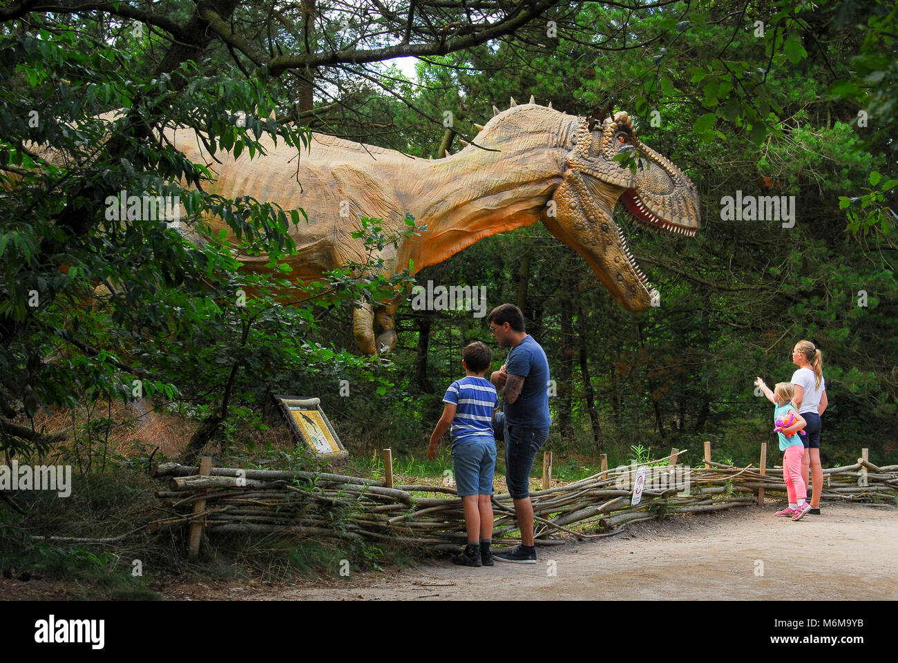 Modèle Taille réelle de Tyrannosaurus rex Dinosaur Dinosaur Park dans dans le Zoo de Givskud en Danemark, Givskud. Le 8 août 2015. Givsud Zoo est l'un la plus grande tournée Banque D'Images