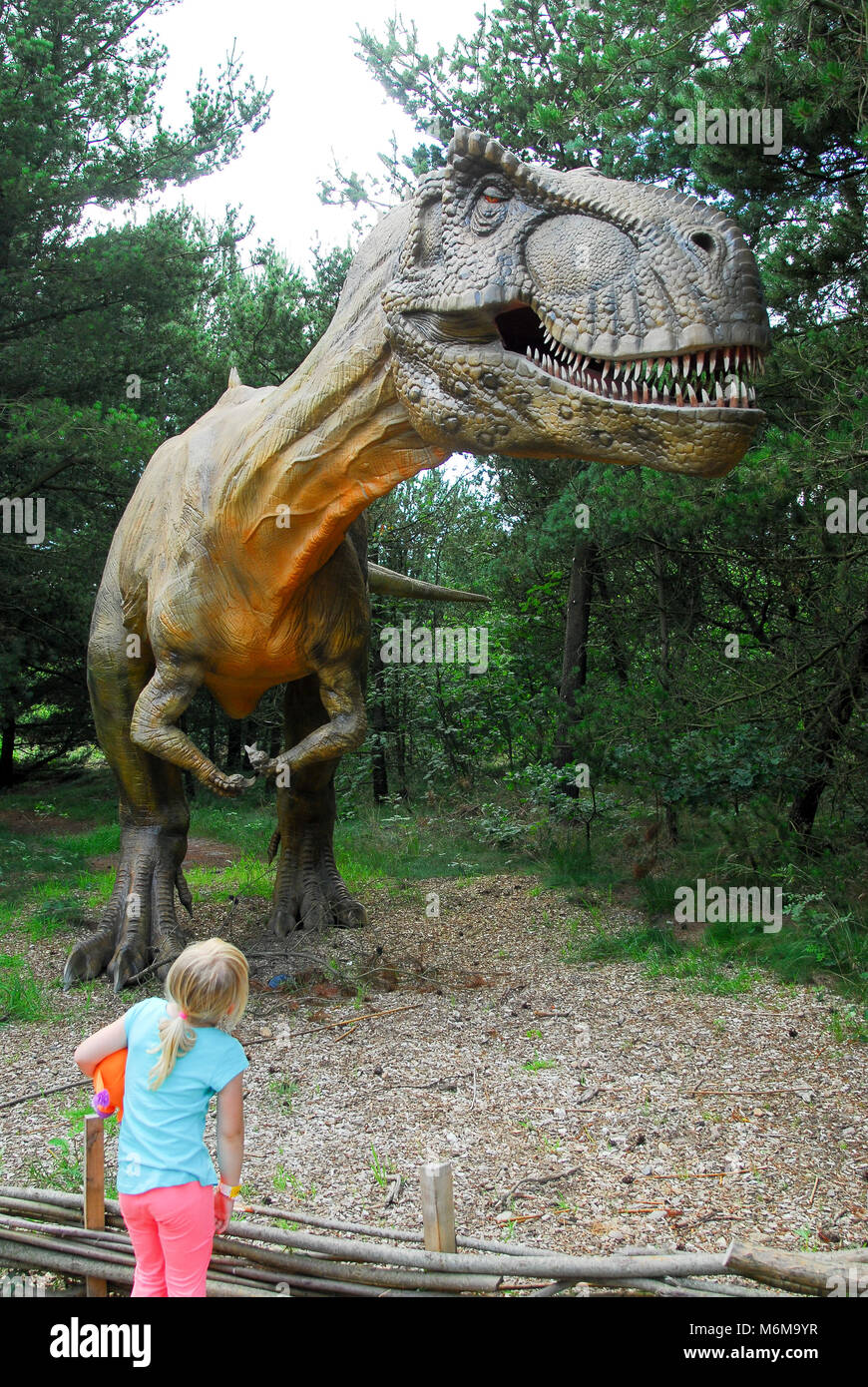 Modèle Taille réelle de Tyrannosaurus rex Dinosaur Dinosaur Park dans dans le Zoo de Givskud en Danemark, Givskud. Le 8 août 2015. Givsud Zoo est l'un la plus grande tournée Banque D'Images