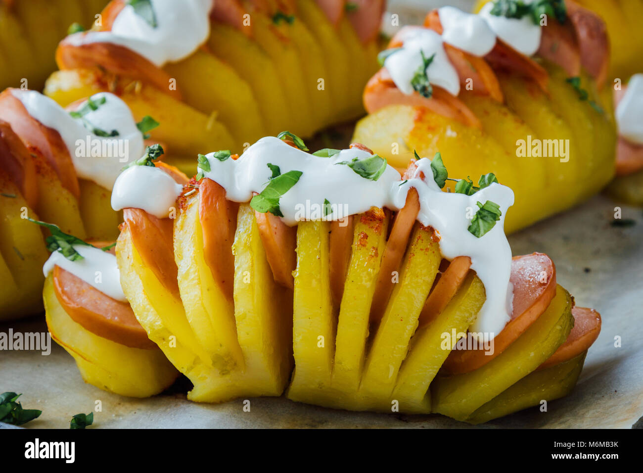 Pommes de terre au four avec de la saucisse et hasselback crème Banque D'Images