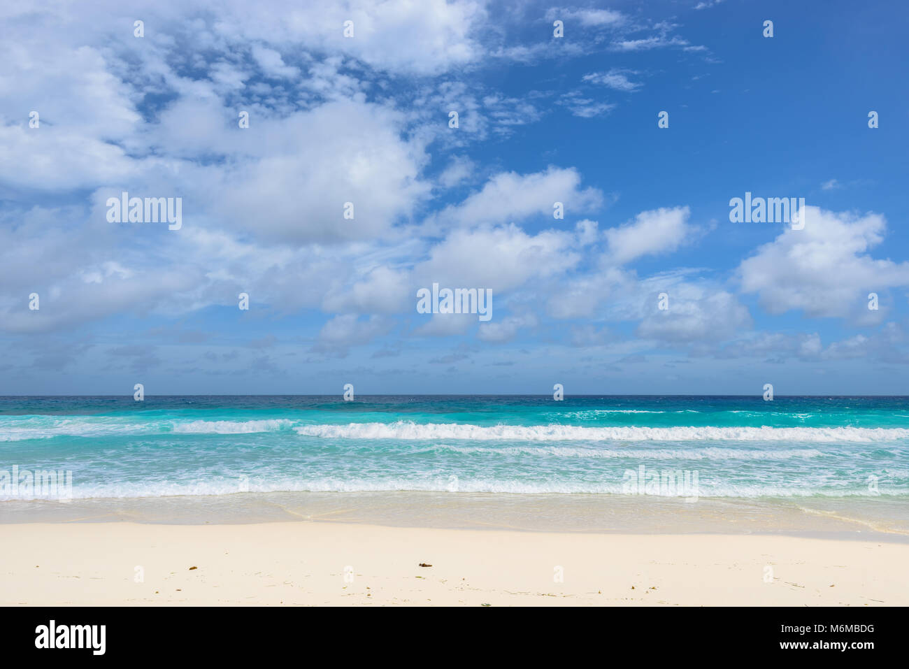 Tropical Beach. Très belle vue mer et plage de sable Banque D'Images