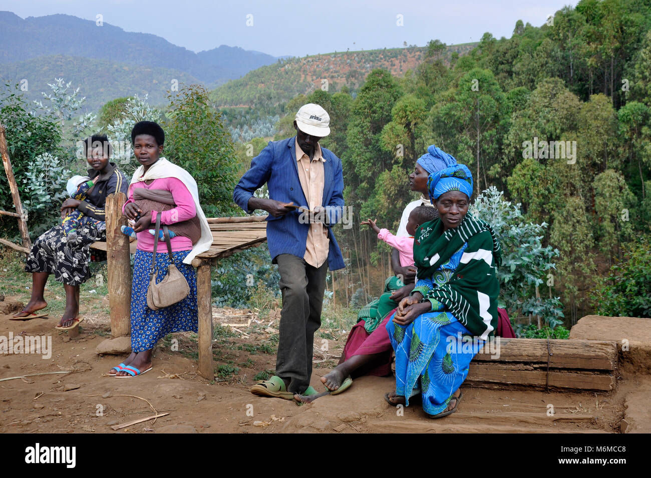 Rwanda rwandan women Banque de photographies et d’images à haute ...