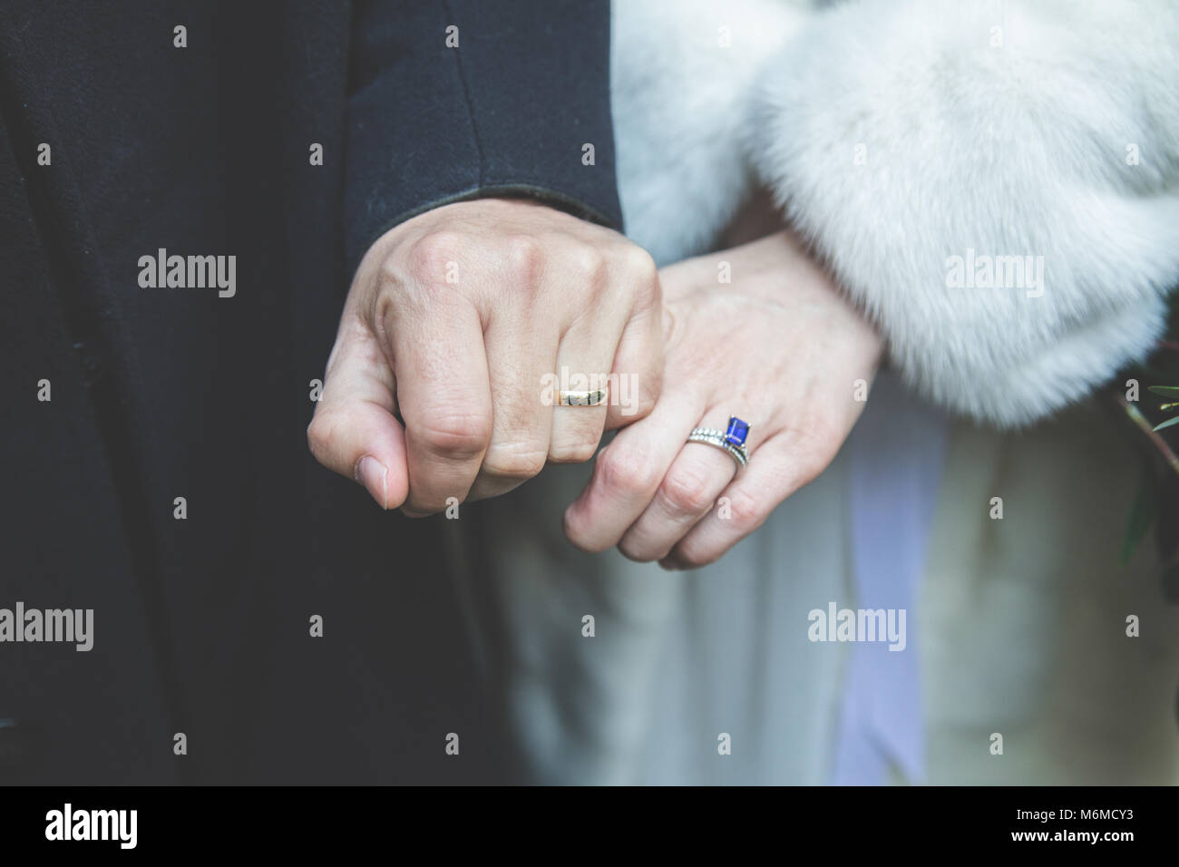 Mains détail avec les anneaux de mariage change, au cours d'un mariage Banque D'Images