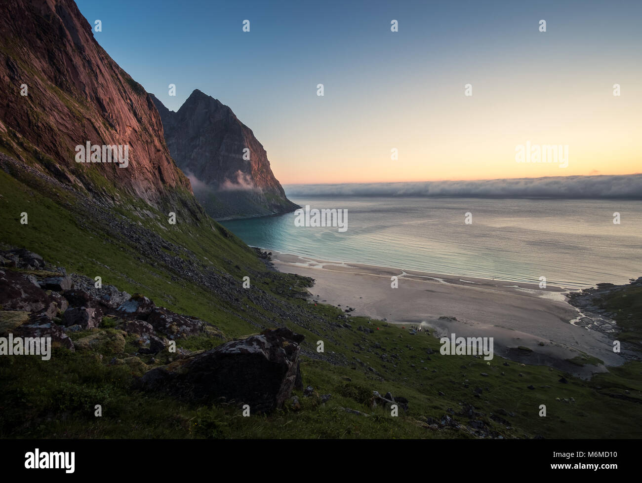 Paysage panoramique avec plage et montagne à bright nuit d'été à îles Lofoten, Norvège Banque D'Images