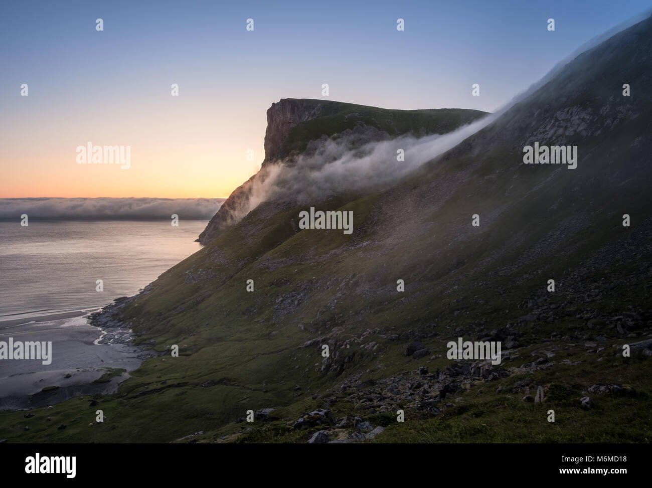 Paysage panoramique avec plage et montagne à bright nuit d'été à îles Lofoten, Norvège Banque D'Images