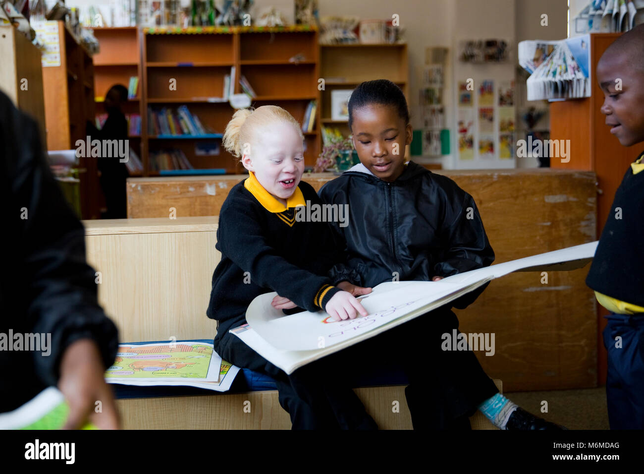 La lecture d'un livre pour enfants de l'école Banque D'Images