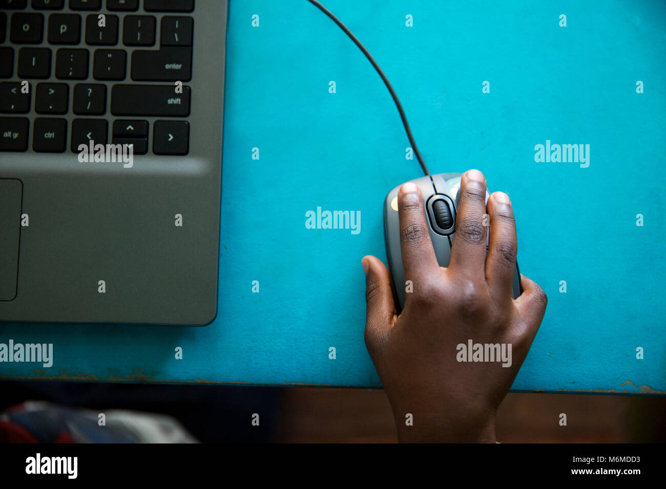 Enfant à l'aide d'une souris d'ordinateur Banque D'Images