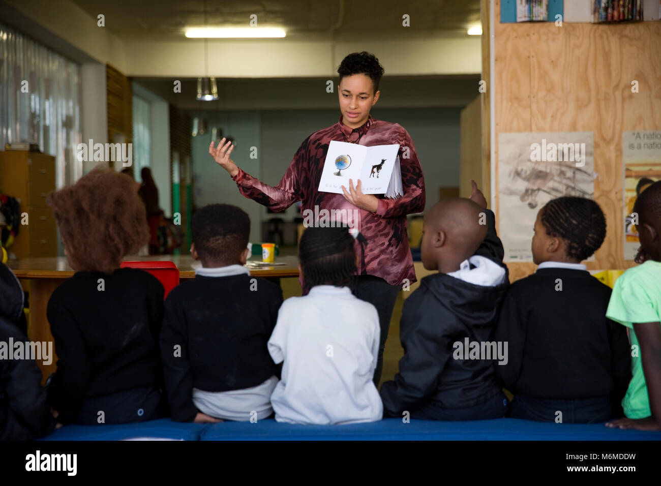 Enseignante l'enseignement aux enfants Banque D'Images