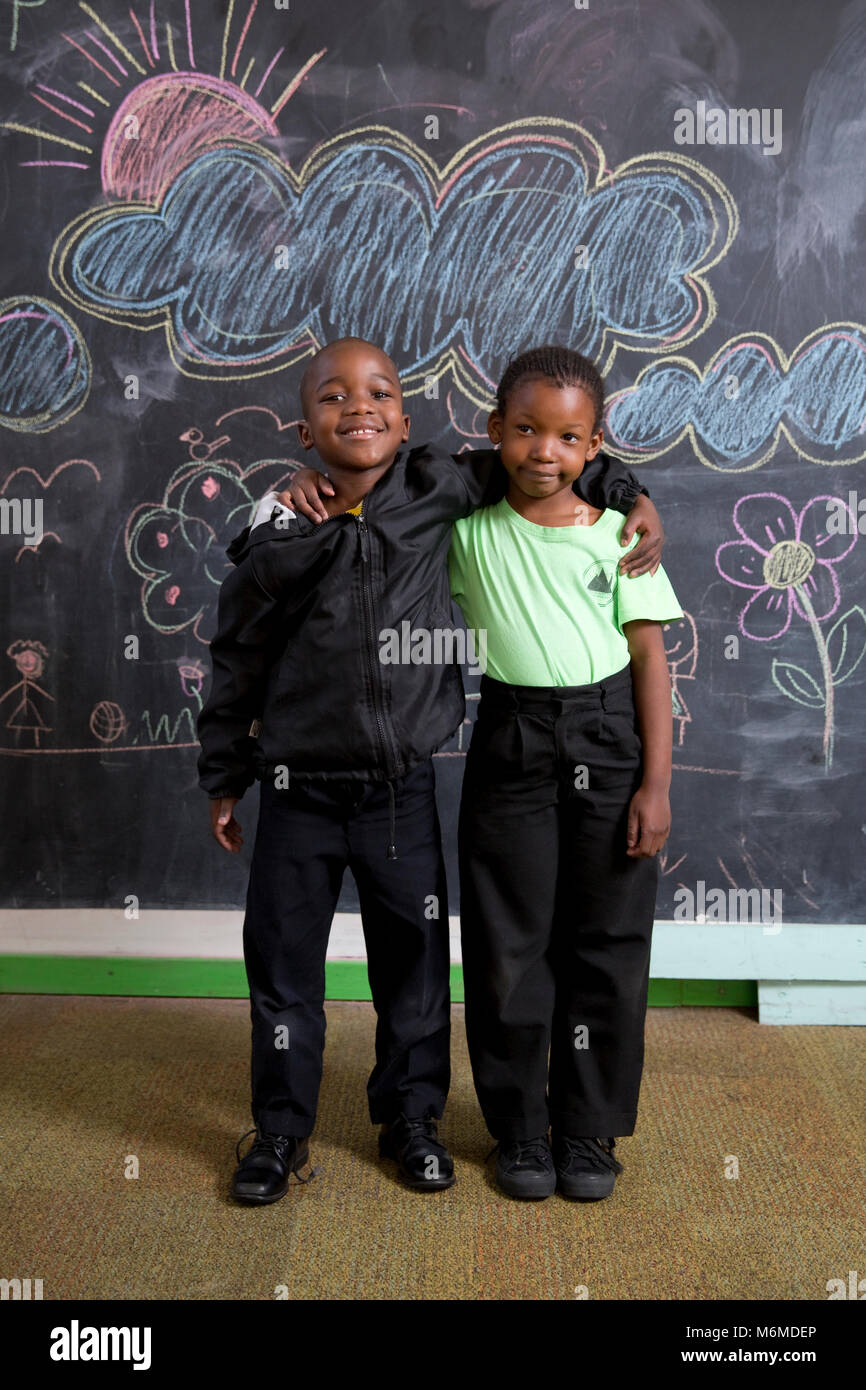 Portrait de deux jeunes enfants posant en classe Banque D'Images