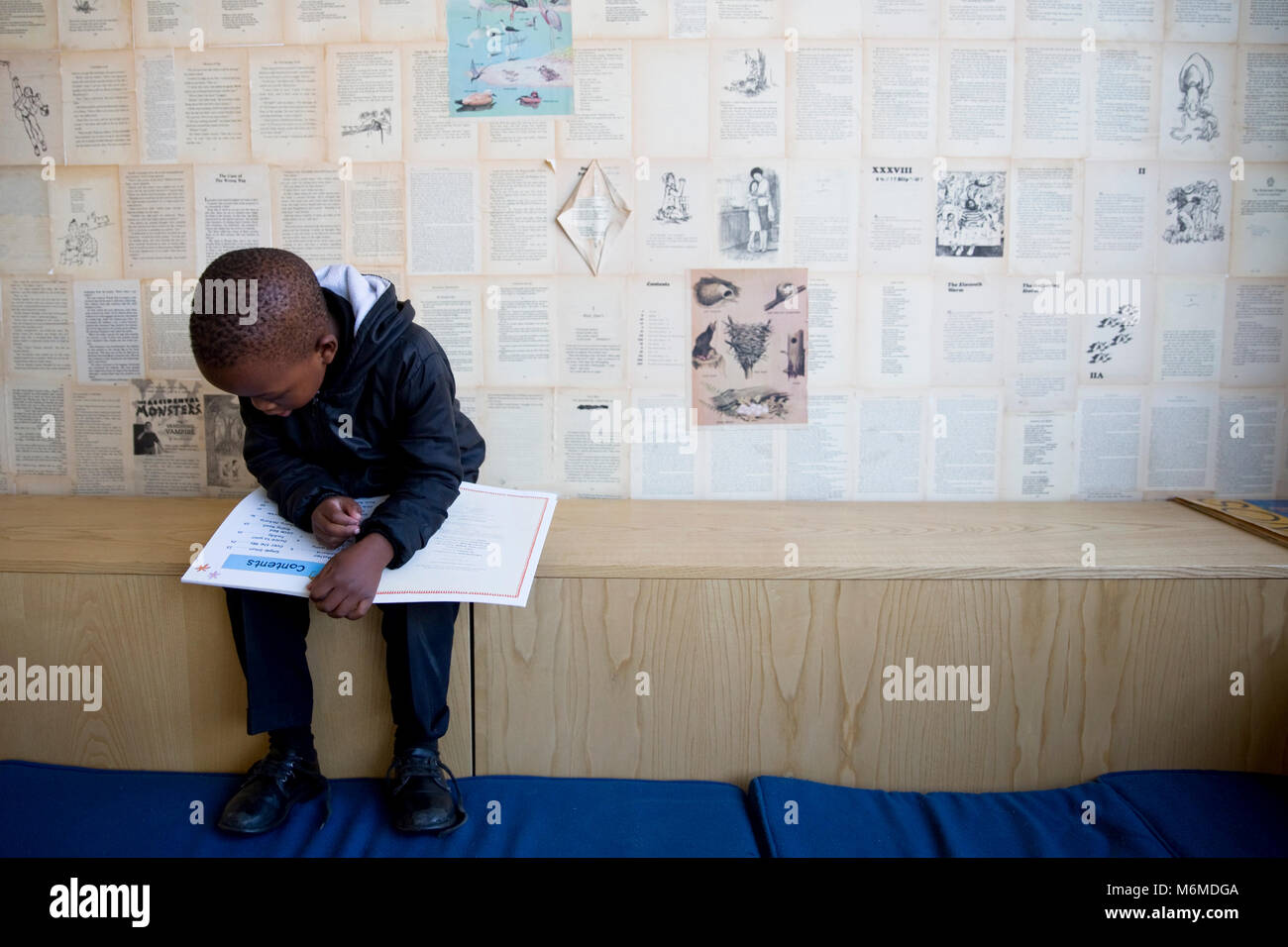 School boy reading en classe Banque D'Images