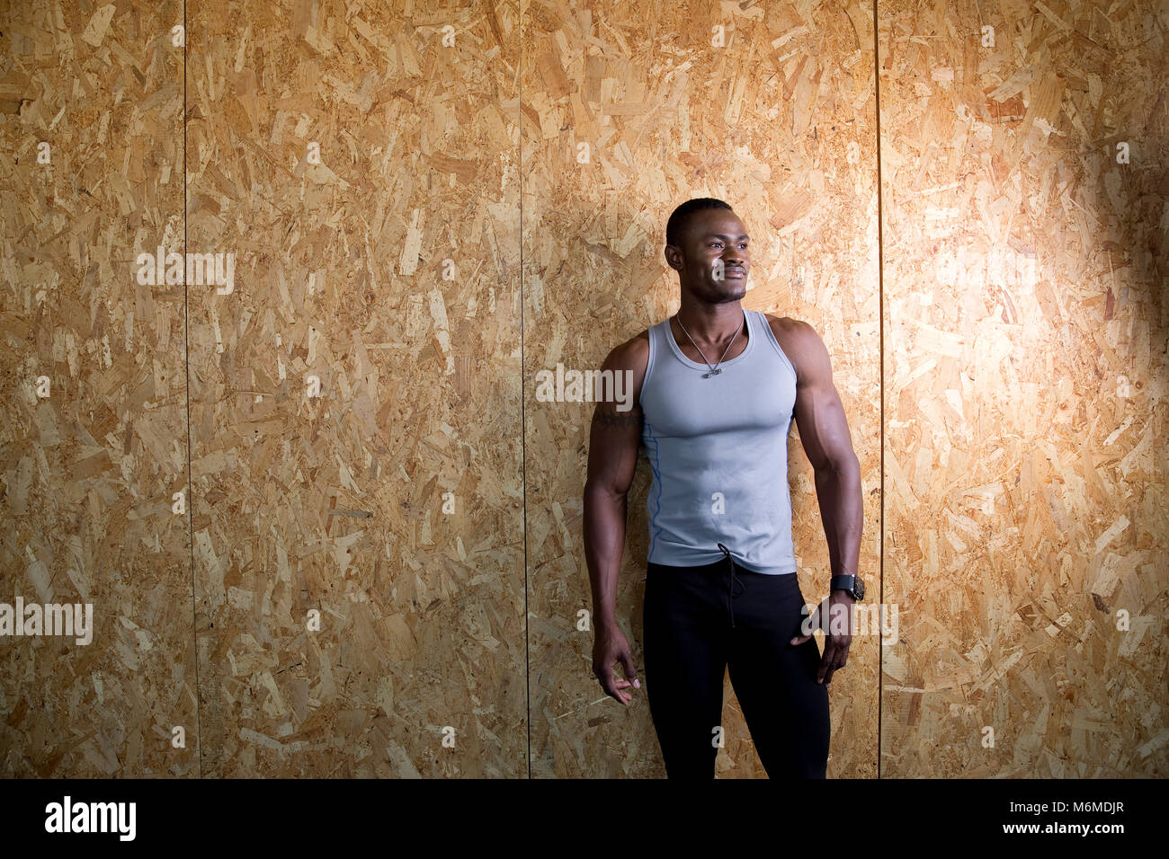 African man posing in gymnasium Banque D'Images