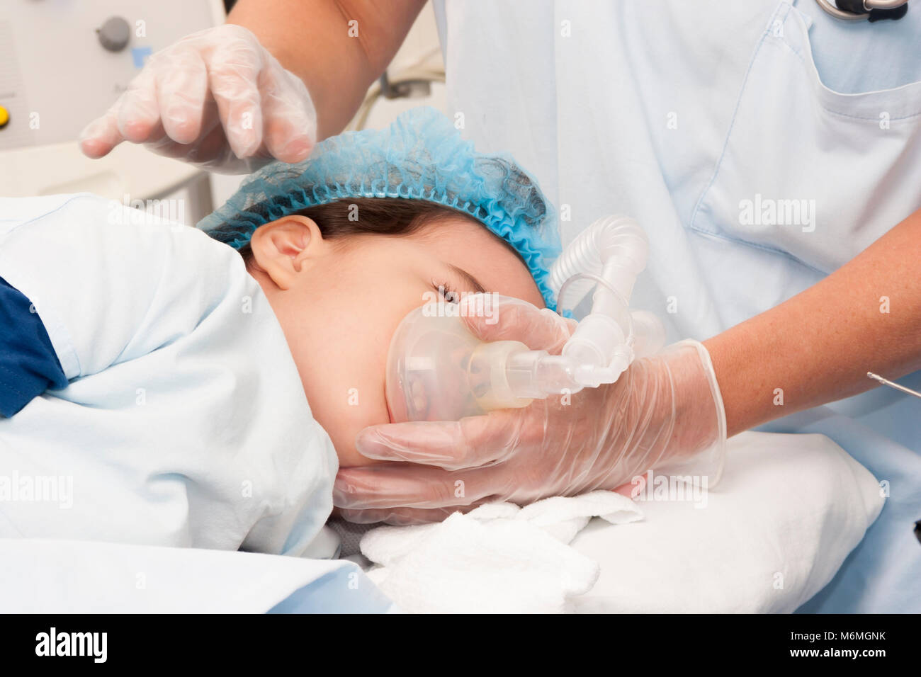 Portrait d'enfant patient recevant la ventilation artificielle à l'hôpital Banque D'Images