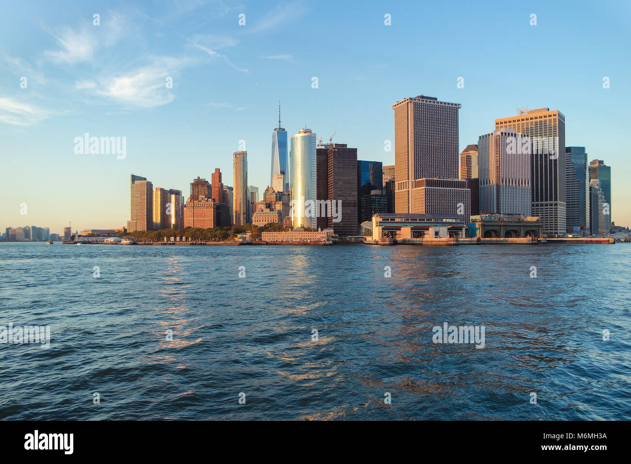 Vue horizontale de Manhattan de l'Hudson au coucher du soleil Banque D'Images