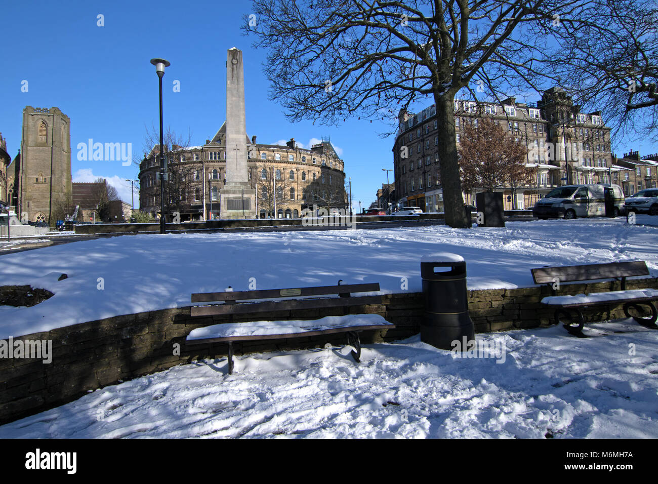 Une scène de la neige dans la région de Harrogate centre ville de Montpellier Hill, North Yorkshire, Angleterre, Royaume-Uni. Banque D'Images