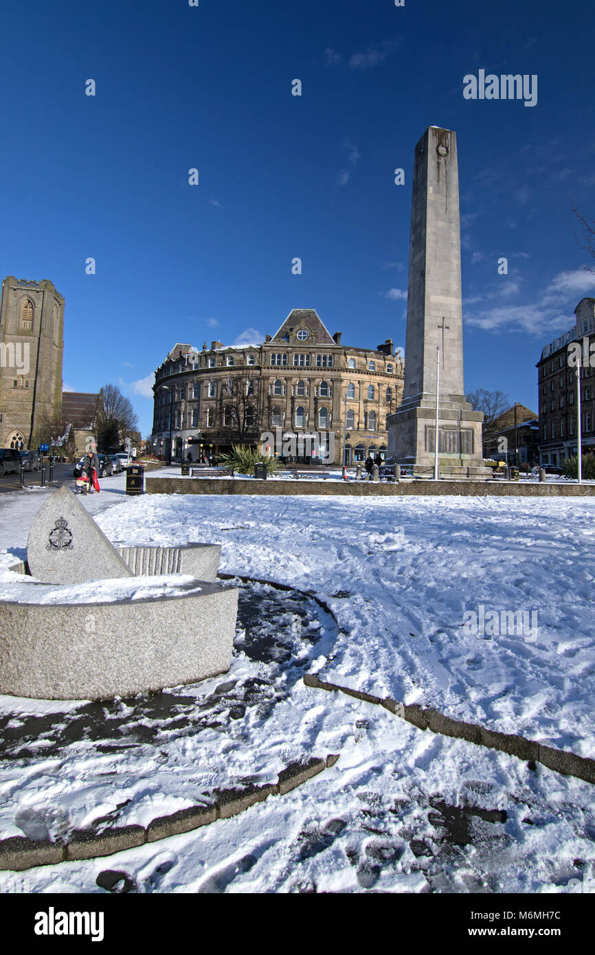 Le Cénotaphe de Harrogate sur une journée de février neigeux, North Yorkshire, Angleterre, Royaume-Uni. Banque D'Images