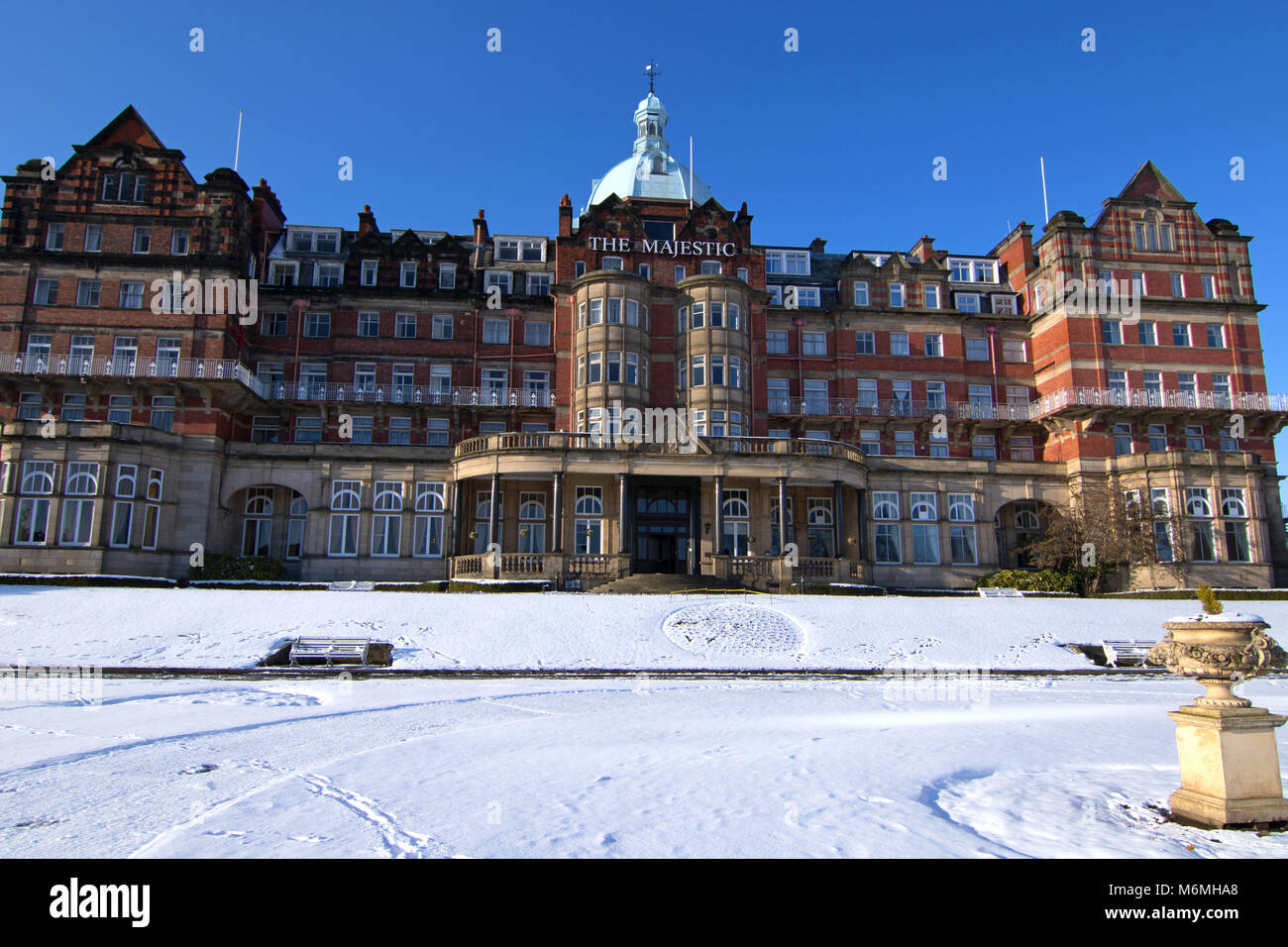 L'hôtel majestueux sur une journée d'hiver ensoleillée à Harrogate, North Yorkshire, Angleterre, Royaume-Uni. Banque D'Images