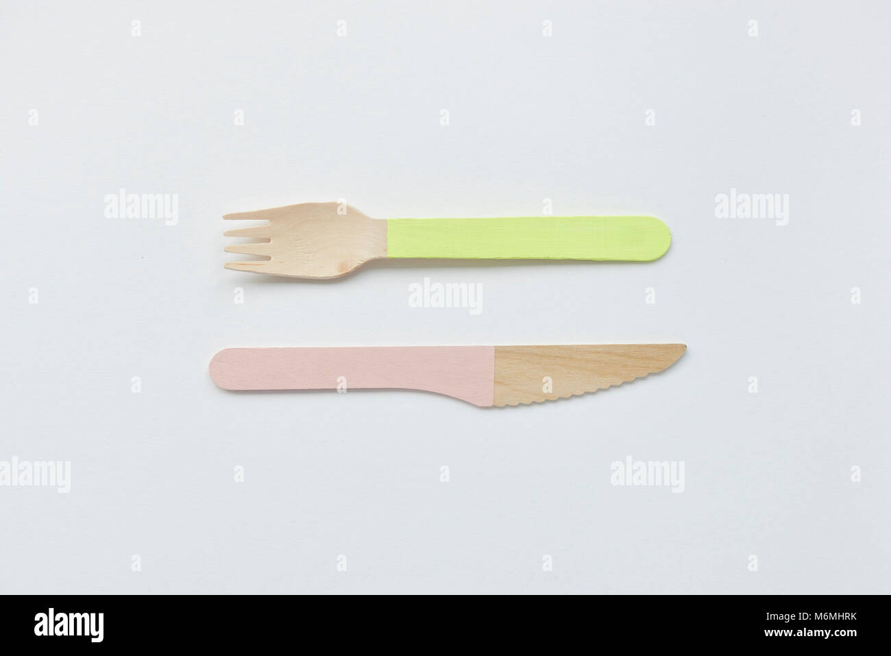 Fourchette et couteau en bois jeux de couleurs ensemble de coutellerie jetables eco Banque D'Images