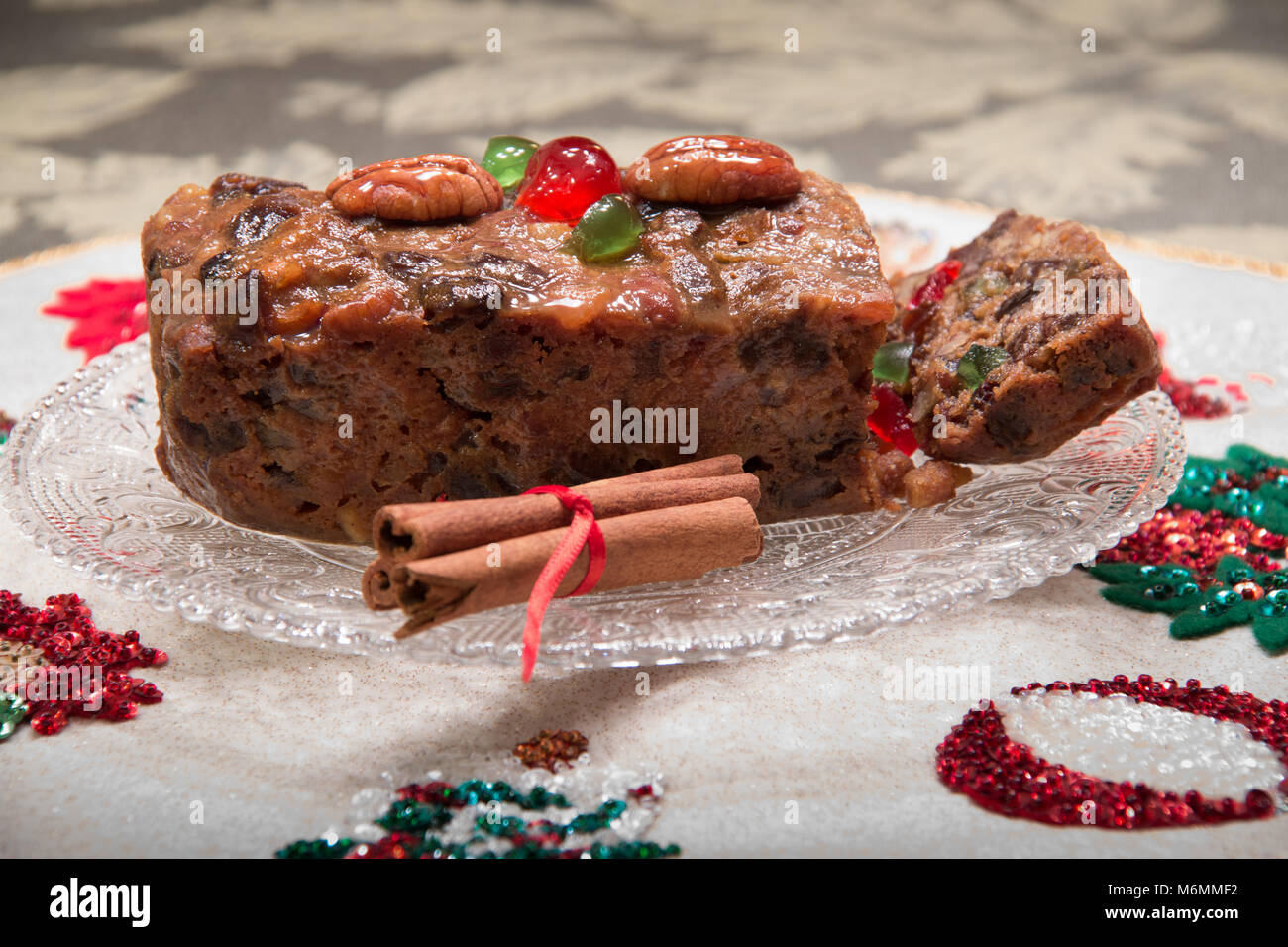Maison de vacances de Noël traditionnel gâteau aux fruits à base de fruits et de noix hachées. Banque D'Images