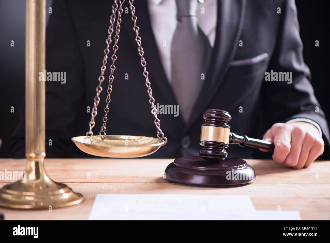 Close up of avocat ou juge de la main frappant le gavel on sounding block. Concept du droit et de la justice. Banque D'Images