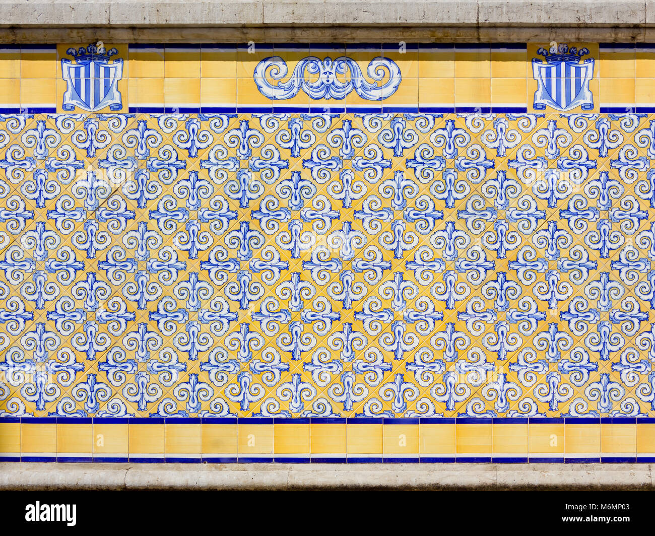 Azulejos bleu et jaune sur le mur extérieur d'un bâtiment Banque D'Images