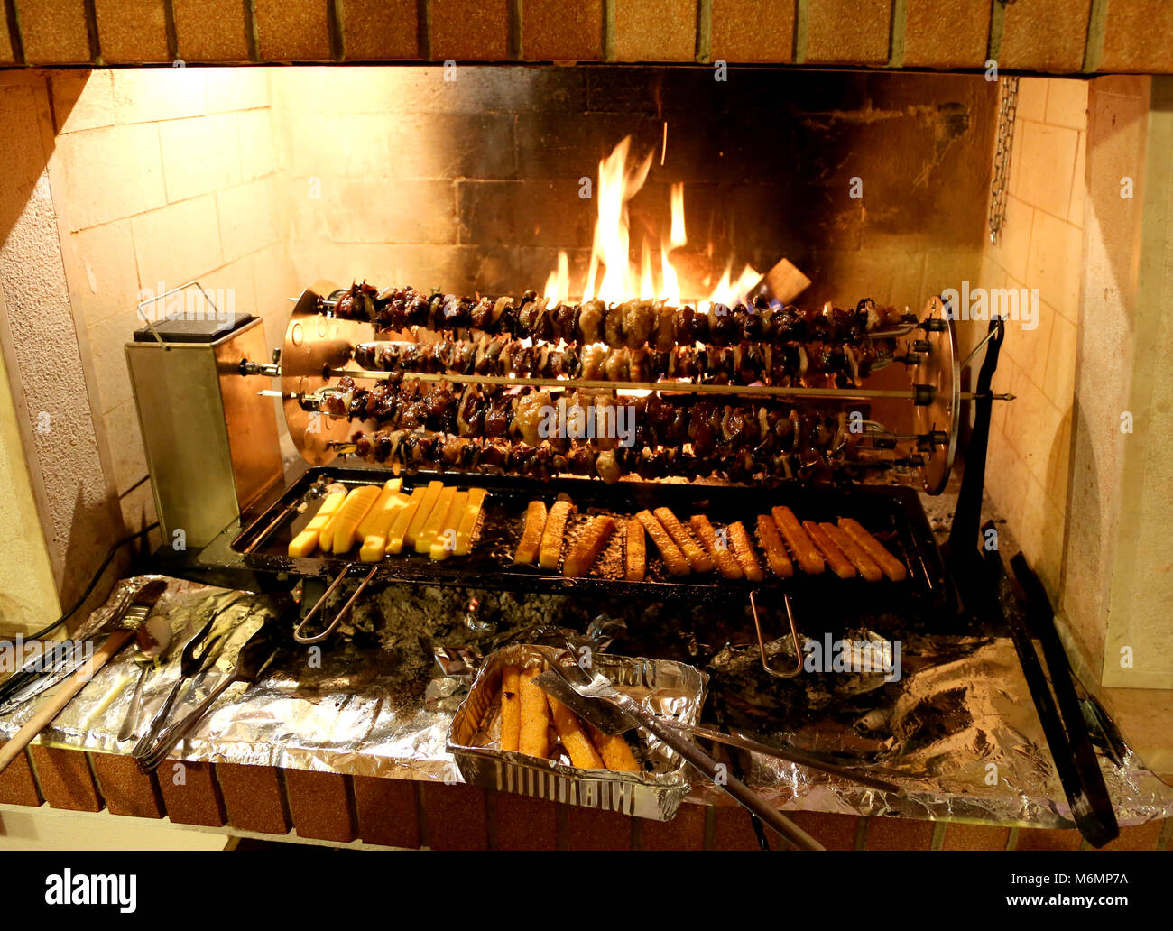 Oiseaux rôtie à la broche cuit dans une taverne cheminée Photo Stock - Alamy