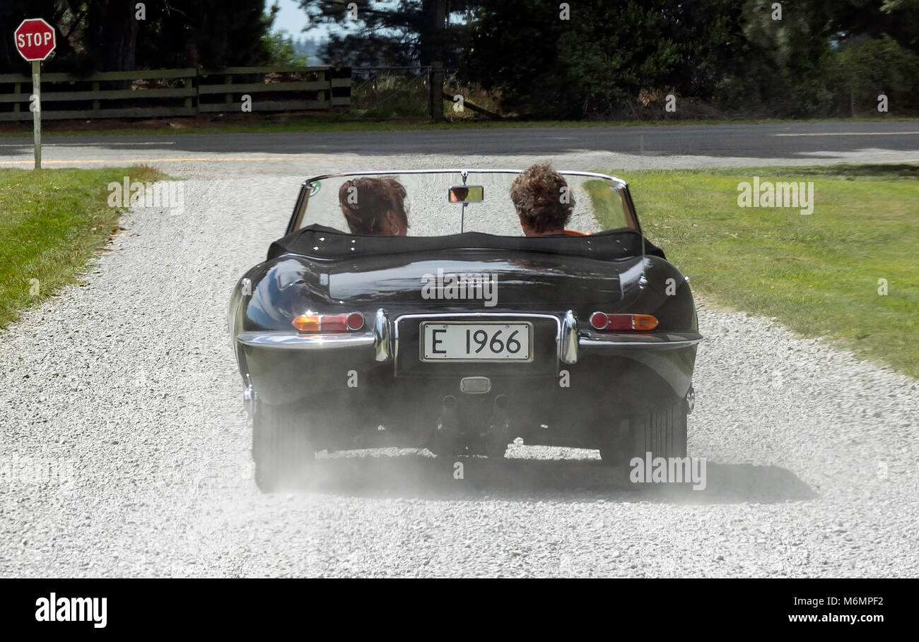 Jaguar E-Type 1966 Voiture de sport classique sur chemin de campagne, la région de Canterbury, Rakaia, Nouvelle-Zélande Banque D'Images