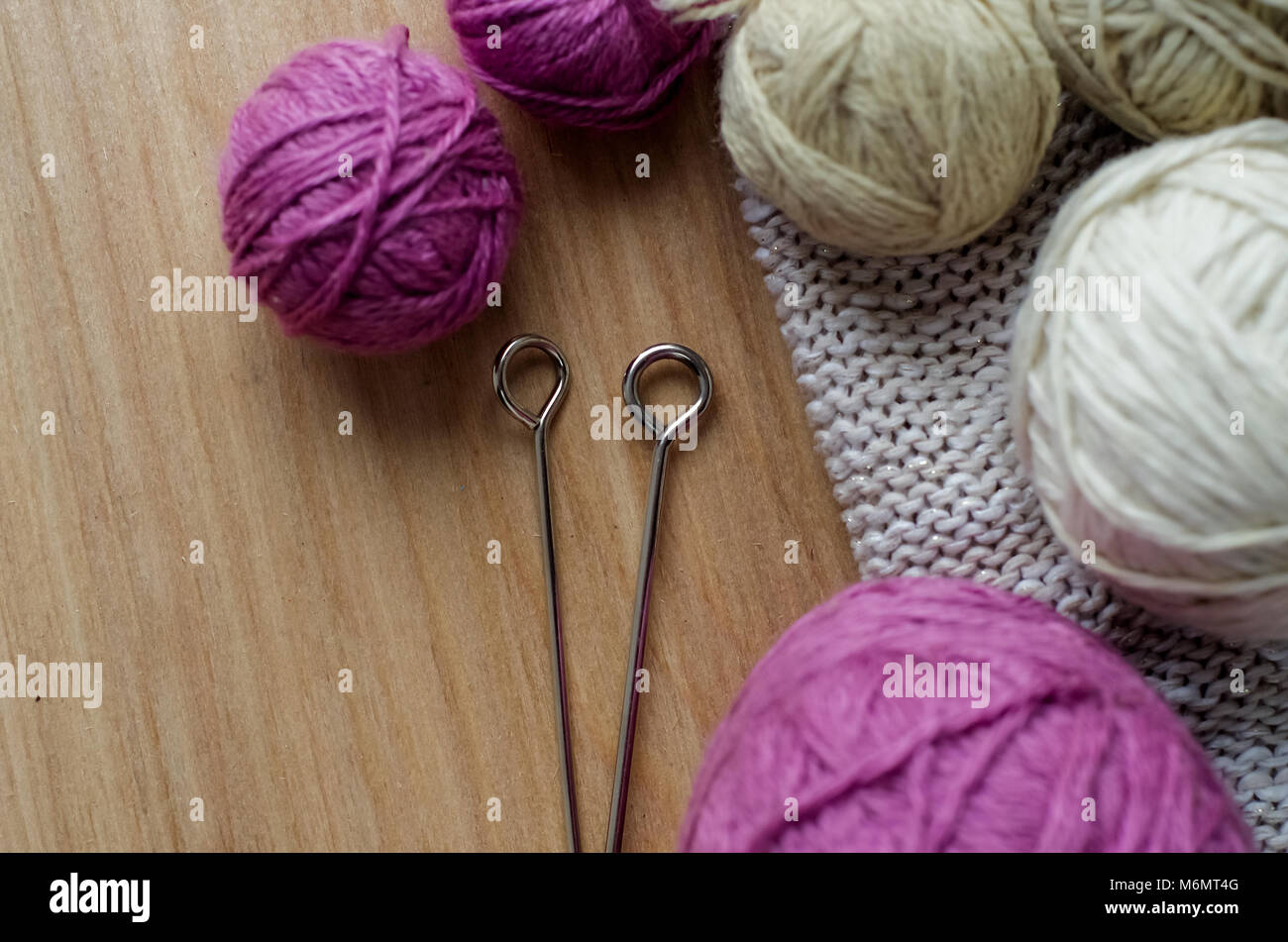 Boules de fils de laine à tricoter sur la table. Vêtements chauds mad Banque D'Images
