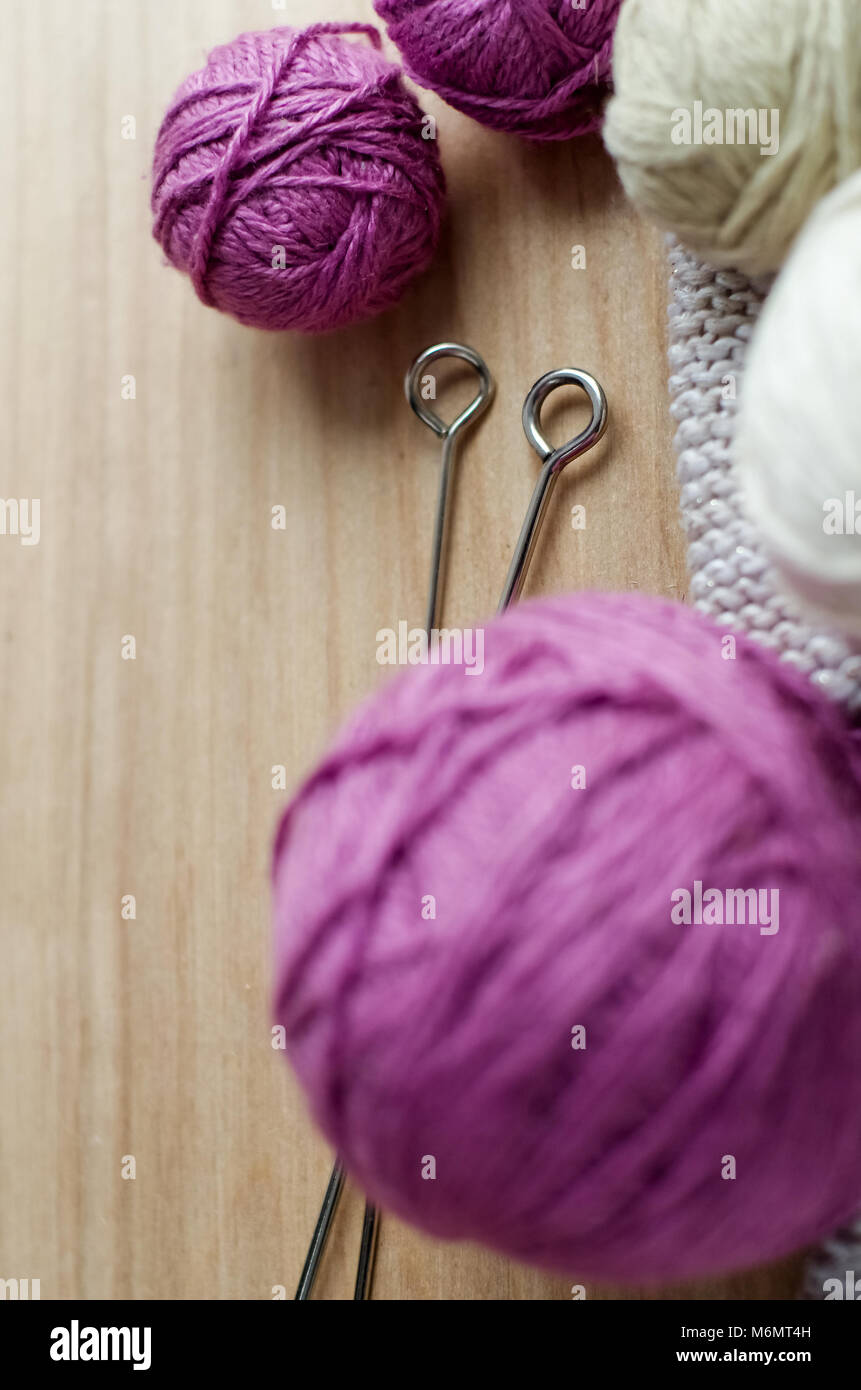 Boules de fils de laine à tricoter sur la table. Vêtements chauds mad Banque D'Images